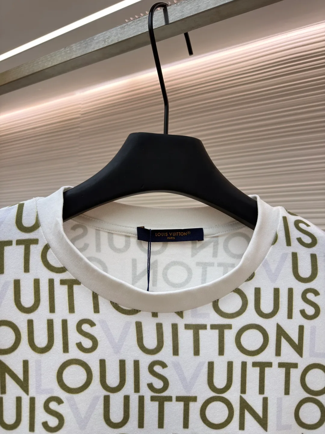 LOUIS VUITTON full-width printed short sleeves ●Item number: 1682361-A05 ●Material: cotton fabric ●Technology: printing production ●Color: white ●Version: fitted version ●Weight: about 250 grams ●Size: S-M-L-XL ●Description: This Louis Vuitton all-over lettering T-shirt is made of 220g double-ply combed cotton fabric, which is treated with liquid ammonia mercerization. The surface of the fabric forms a delicate and soft light texture, while improving wrinkle resistance and breathability, making it less likely to deform after long-term wear. The body of the garment uses digital direct-injection printing technology to present a full-print pattern of brand letters. The printing ink penetrates into the fabric fibers, has a high degree of color reproduction and is resistant to washing and does not fall off. The letter layout is designed with precise alignment, and there is no misalignment or blurring problem. The neckline is a ribbed round neck reinforced with two needles. The ribs are made of high-elastic spandex blended material and will not deform after repeated stretching. The brand woven label is sewn on the inside of the neckline and the stitching is flat. The side seams of the body are seamlessly heat-pressed to reduce friction when worn. The cuffs and hem are rolled and hemmed. The design is loose and dropped shoulders. The pieces are cut three-dimensionally to achieve a natural drape effect. Every detail is subject to strict quality control, taking into account both design and wearing comfort. The overall wiring is straight and delicate, the fabric is comfortable and soft, and the color is consistent without color difference. It can be matched with the same style to create a fashionable look and control various occasions. Customized accessories, complete with three standards, same style for men and women!